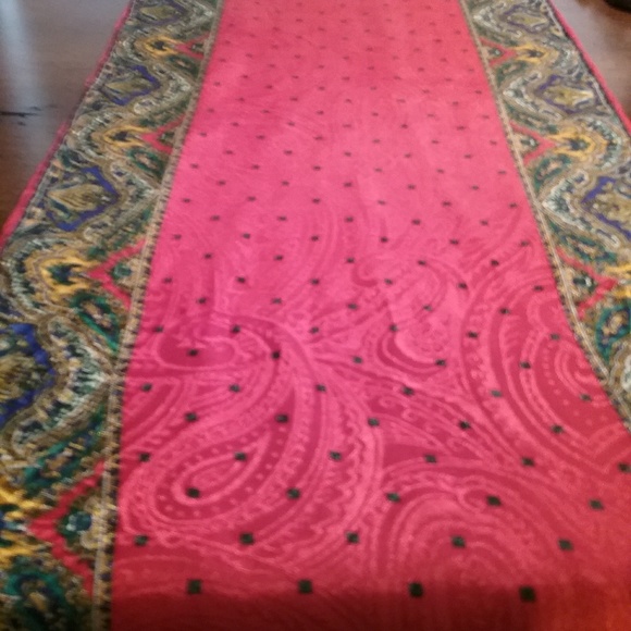 Red patterned scarf - Picture 2 of 2